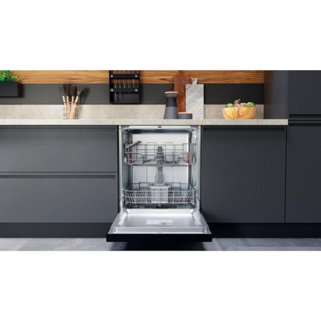 Hotpoint HBC 2B19 UK N Semi-Integrated Dishwasher